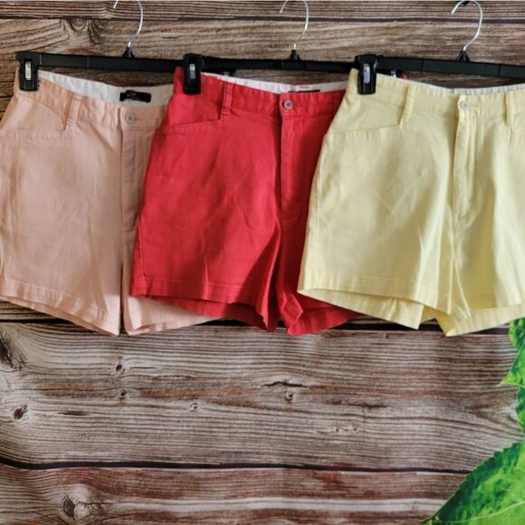 Lee Khakis set of (3) shorts Women's 8 medium pre-owned - Picture 1 of 10